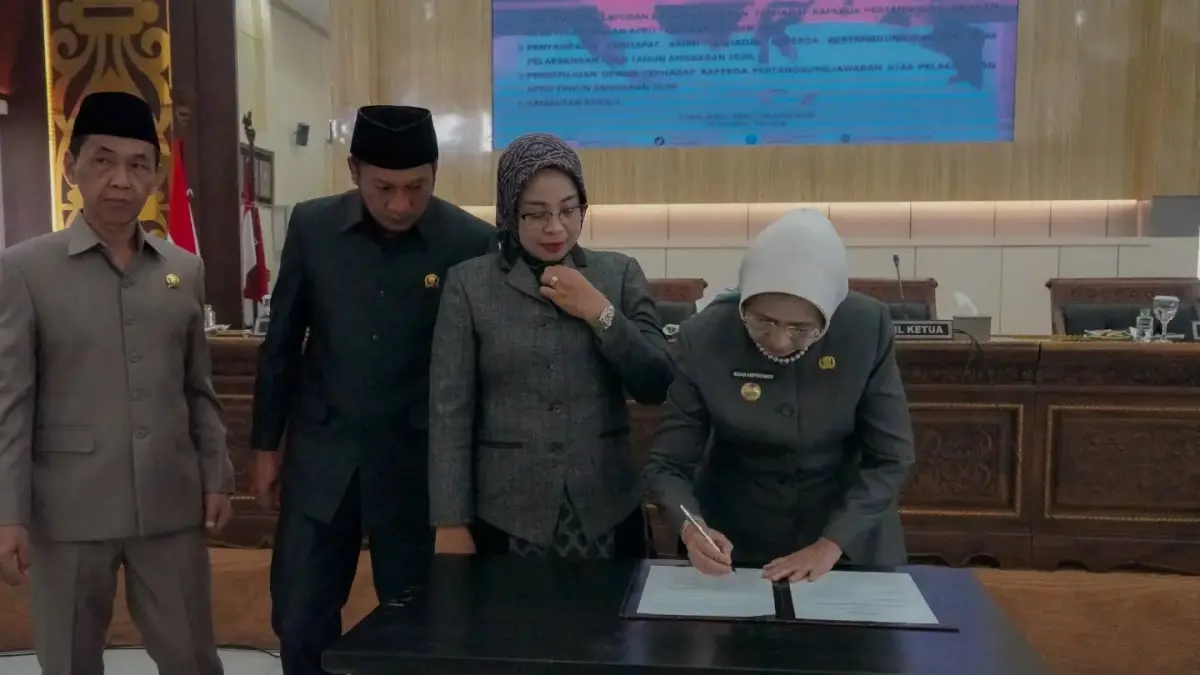 TERIMA: Bupati Lumajang Indah Amperawati saat menerima persetujuan raperda pertanggungjawaban pengelolaan APBD 2025, kemarin.(IKBAL/RJ)