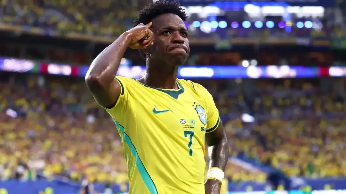 Vinicius Junior merayakan golnya saat membawa Brasil menang 3-0 atas Skotlandia dan memastikan status juara Grup C. (FIFA.com)