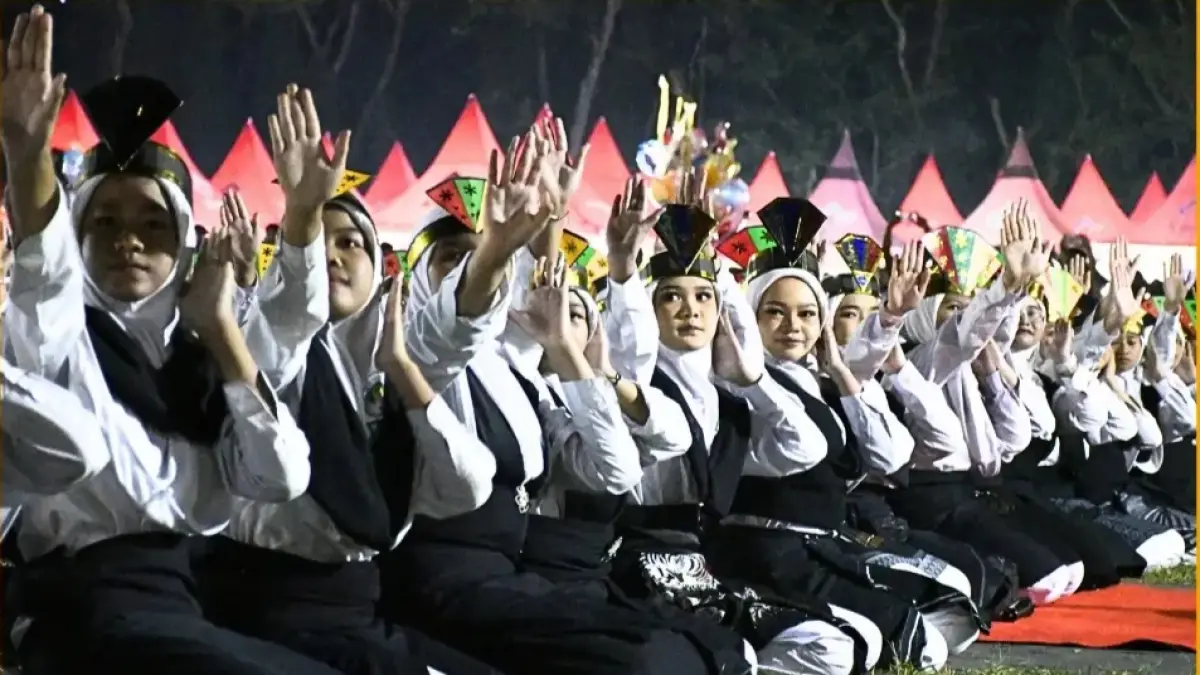 BERGELIAT: Sejumlah siswa MI At Taqwa Bondowoso menampilkan tari saman dalam penutupan festival Muharram, kemarin. (DOK PROKOPIM)
