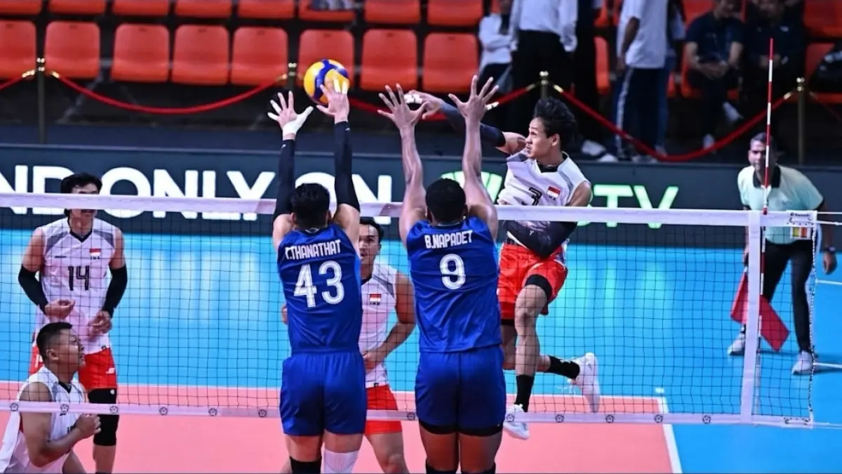 MEMATIKAN: Boy Arnes Arabi melakukan spike keras ketika menghadapi Thailand dalam AVC Men