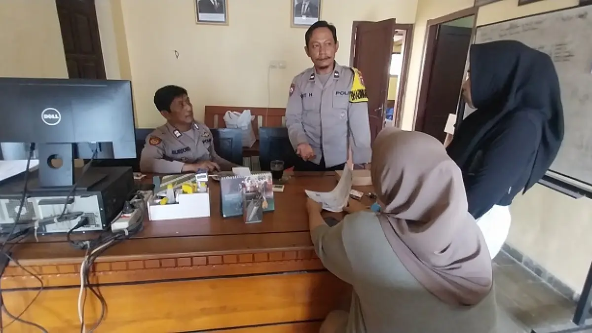 PELAYANAN: Sentra Pelayanan Kepolisian Terpadu (SPKT) Polsek Tempurejo tidak bisa memproses warga yang ingin mengurus SKCK, karena pemadaman listrik. (JUMAI/RADAR JEMBER)

