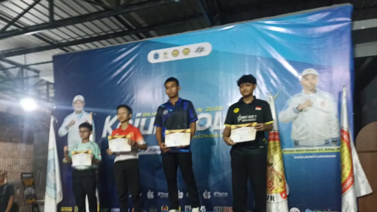 SUMBANG EMAS: Atlet Biliar Jember&nbsp;Jessie Tousca Anggra Villa (dua dari kanan) meraih juara 1 pada nomor Bola 15 Single Putra Kejurprov Jatim di Lamongan.&nbsp;(POBSI JEMBER)