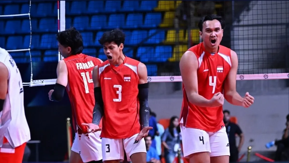 TAMPIL LEPAS: Boy Arnes (tengah) Farhan Halim (kiri) dan Hendra Kurniawan (kanan) melakukan selebrasi dalam AVC Cup 2026. (IG: avcvolley)