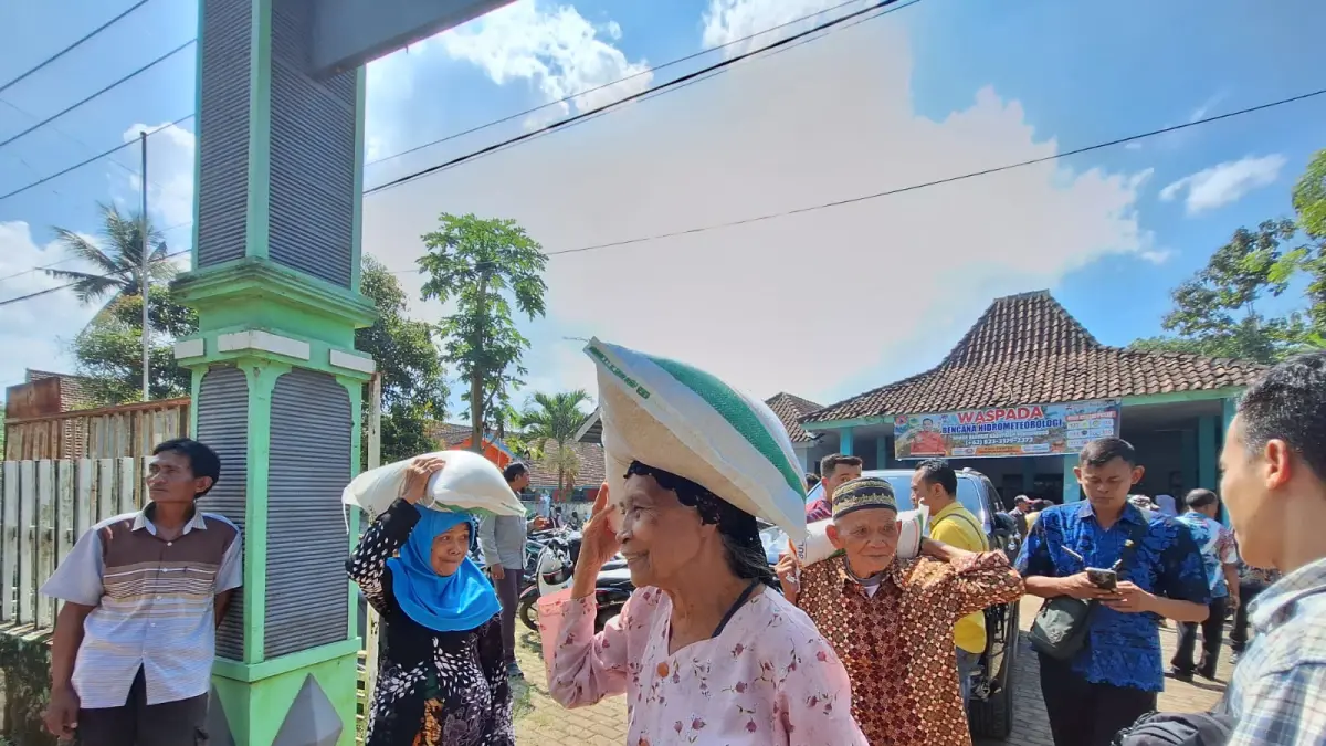 TERIMA BANTUAN: para lansia kategori desil 1 saat terima bantuan dari pemerintah. Pemkab Bondowoso menjanjikan bagi para warga Desil 1 bisa dibebaskan dalam hal PBB.(FAQIH HUMAINI/RADAR IJEN)