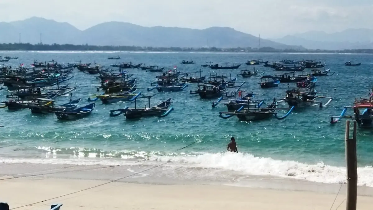 ANDALAN: Suasana Pantai Tanjung Papuma di Desa Lojejer, Kecamatan Wuluhan, yang masih jadi destinasi wisata andalan di Jember. (SIDKIN ALI/RADAR JEMBER)
