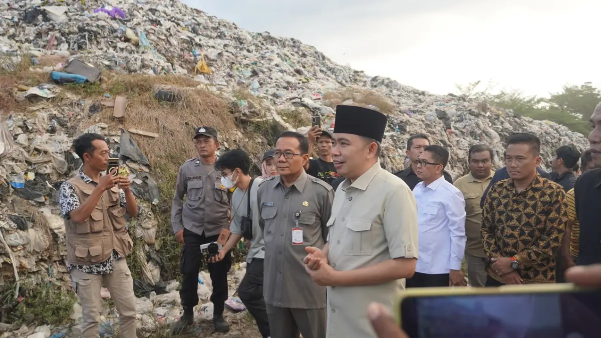 CEK KAWASAN: Gus Fawait saat inspeksi ke TPA Pakusari dan melihat langsung aktivitas TPA dengan tinggi gunungan sampah mencapai 30 meter lebih tersebut. (MAULANA/RADAR JEMBER)