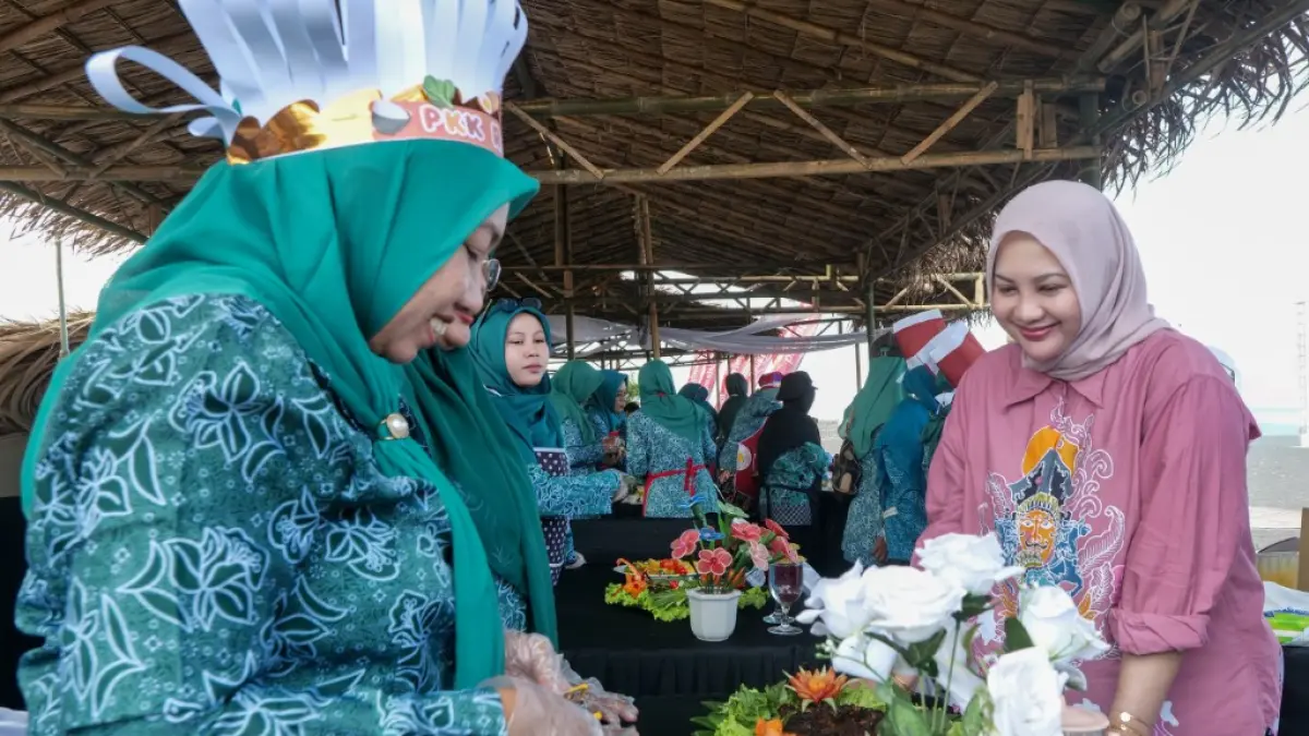 CEK PRODUK PESERTA: Ketua TP PKK Lumajang Dewi Natalia Yudha saat melihat hasil kreativitas peserta lomba mengolah ikan, kemarin.(KOMINFO FOR RAME)