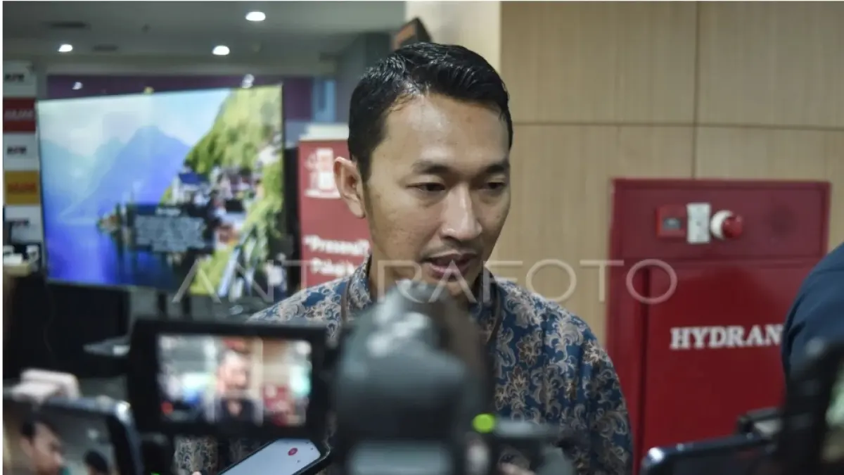 Juru Bicara KPK Budi Prasetyo menjawab pertanyaan wartawan&nbsp;(sc:Antarafoto)