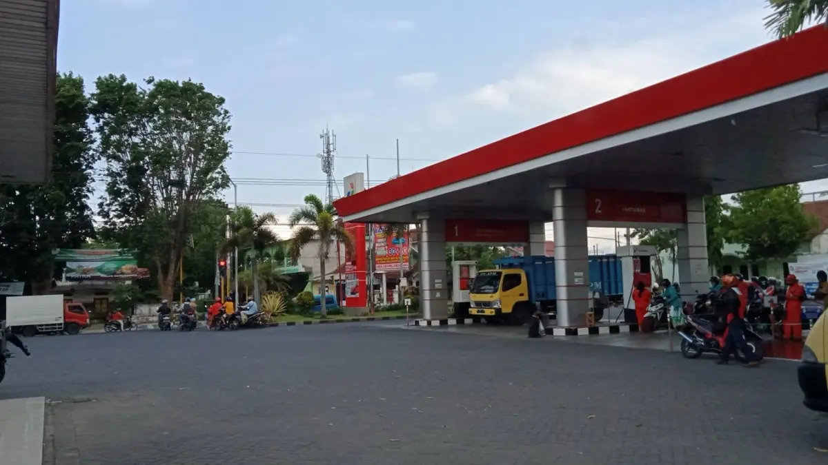 KEBUTUHAN: Sejumlah pengendara di Bondowoso menunggu giliran untuk mengisi BBM Jenis Pertalite di SPBU Tamansari.(ILHAM WAHYUDI/RADAR IJEN)