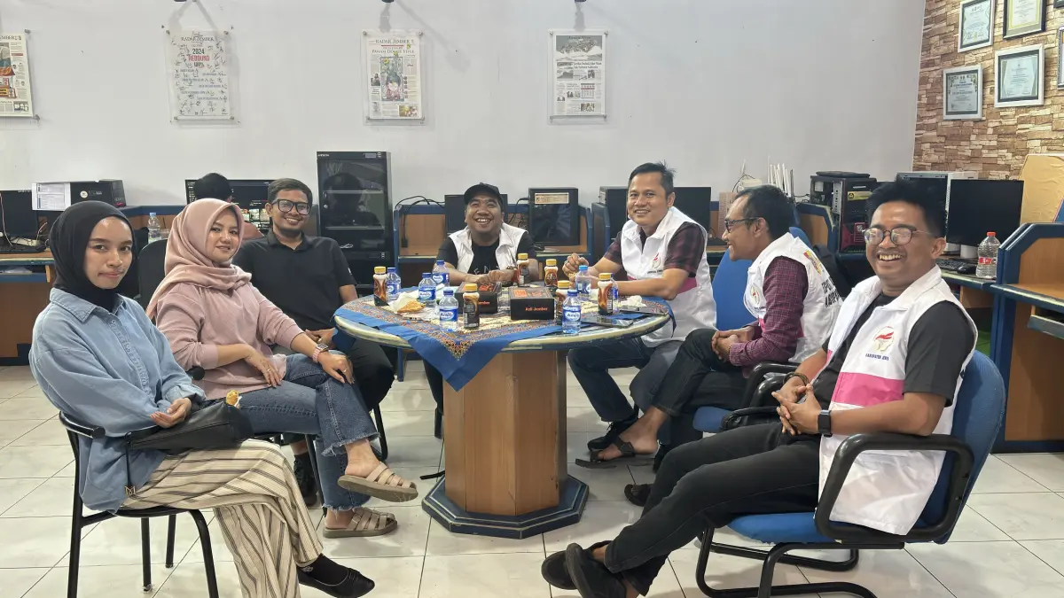 KOLABORASI: Tim Event Jawa Pos Radar Jember berdiskusi dengan Pengurus ESI dalam rangka kolaborasi membuka ruang untuk gamer muda menunjukkan bakatnya dalam kompetisi yang bakal digelar dalam waktu dekat. (YULIO FA/RADAR JEMBER)