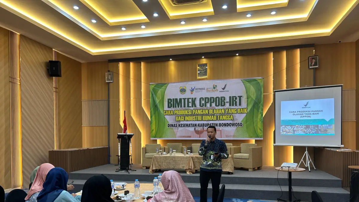 MENYIMAK: Sejumlah pengusaha olahan pangan IRT saat mengikuti bimtek CPPOB beberapa waktu lalu.(FAQIH HUMAINI/RADAR IJEN)