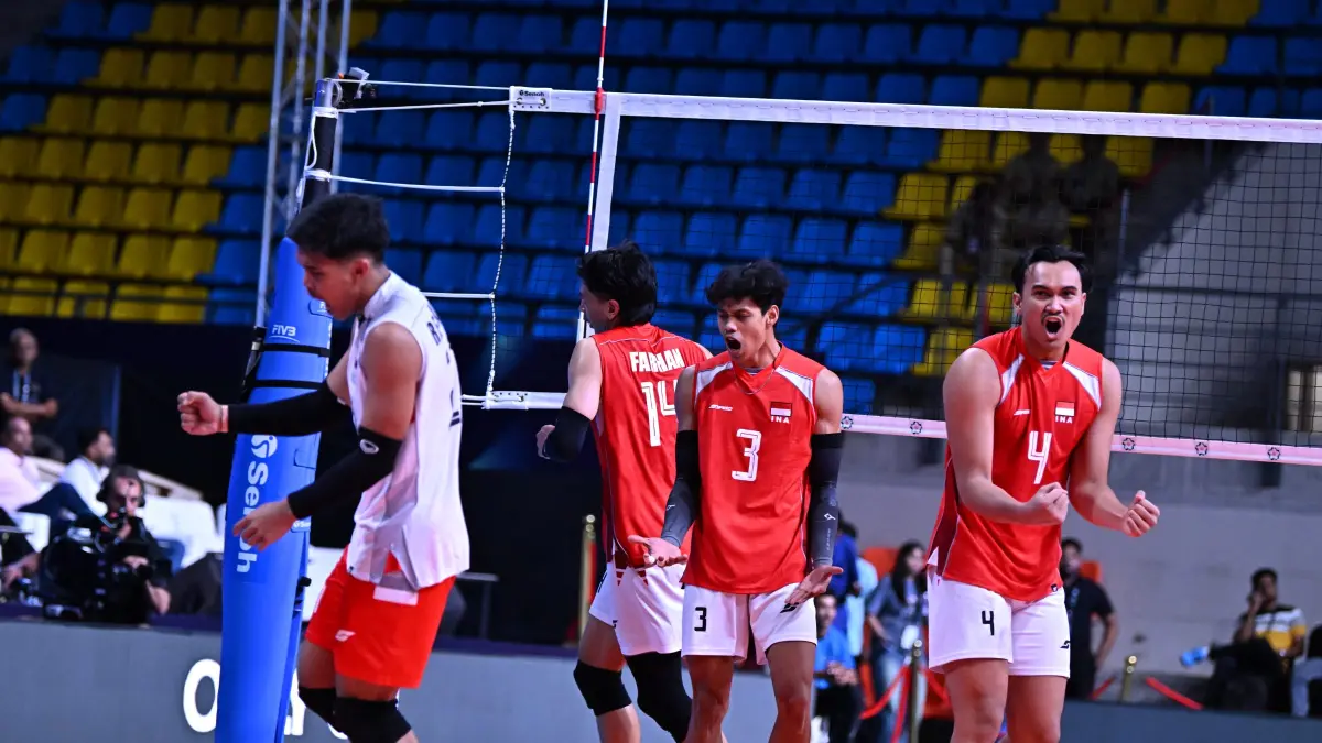 Para pemain Timnas Voli Putri Indonesia merayakan poin yang baru didapatkan dalam AVC Men