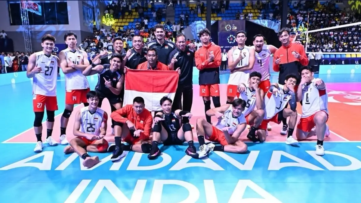 Pemain, pelatih dan official Timnas Voli Putra Indonesia melakukan selebrasi pasca menumbangkan India di babak semi final. (IG: avcvolley)