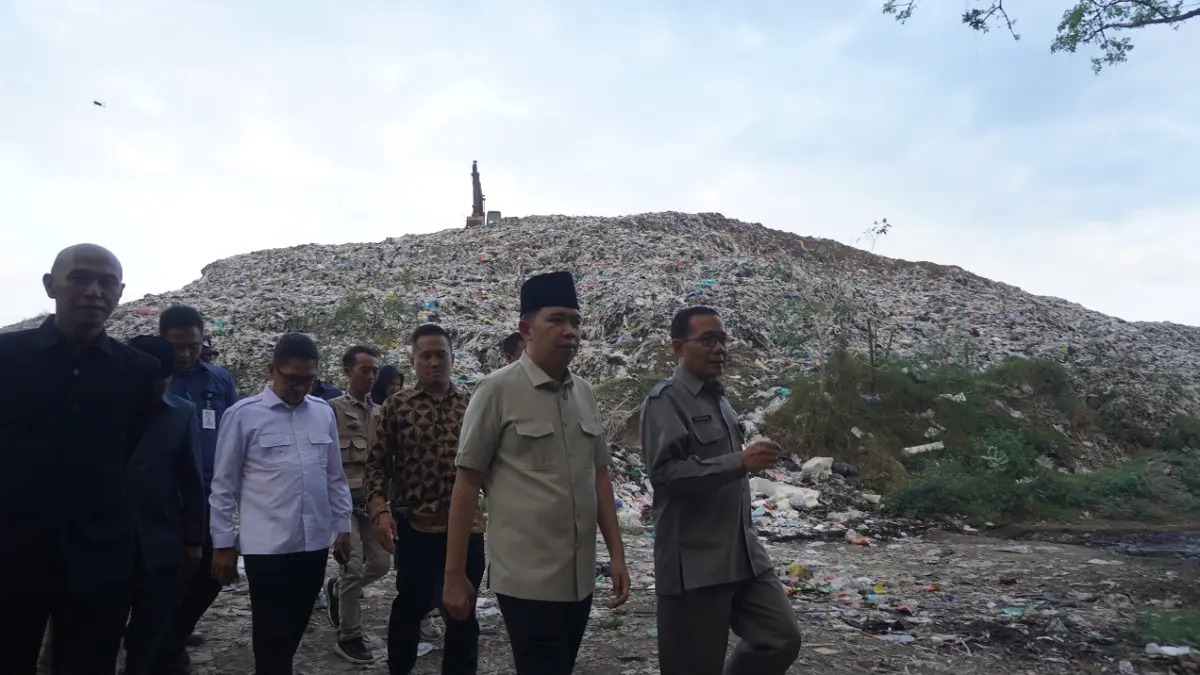 "Persoalan sampah ini sudah berlangsung cukup lama. Hari ini bukan saatnya mencari siapa yang salah, tetapi bagaimana kita bersama-sama menghadirkan solusi." MUHAMMAD FAWAIT, Bupati Jember. (MAULANA/RADAR JEMBER
)