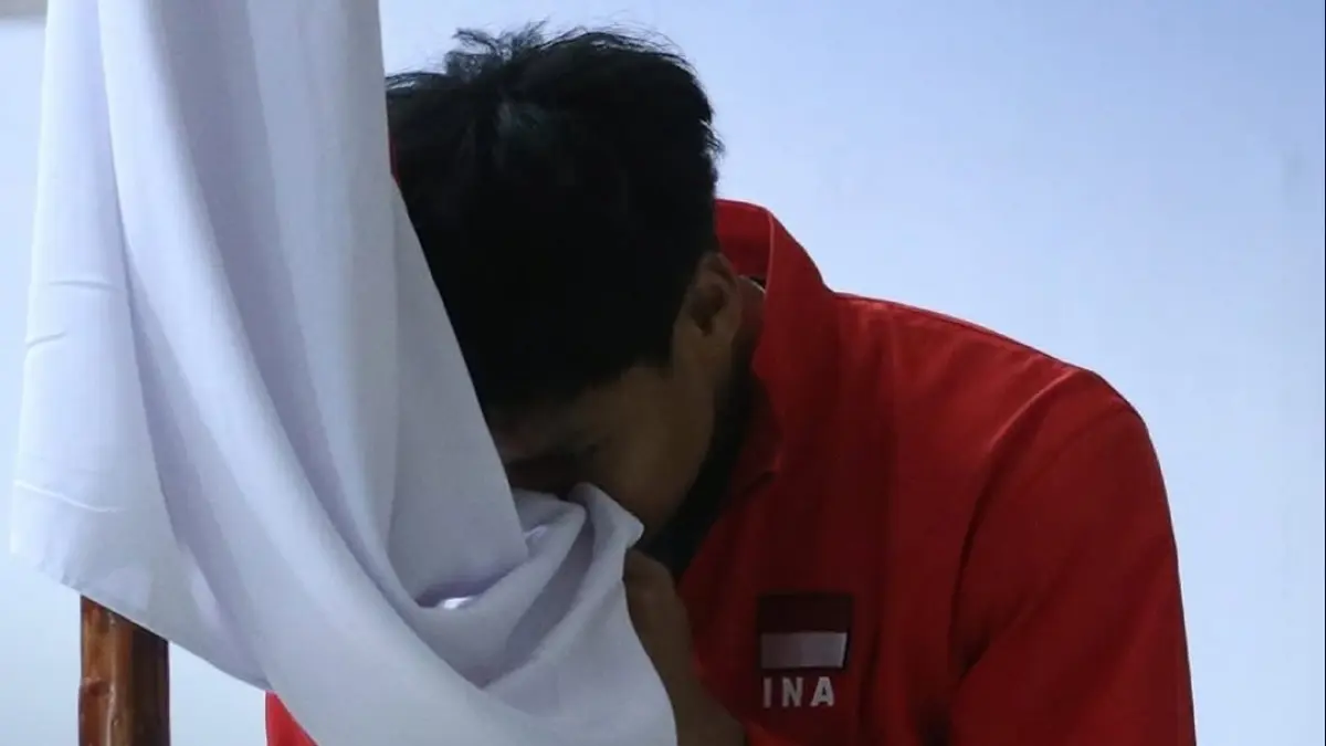 Salah seorang pemain Timnas Voli Putra Indonesia mencium bendera Merah Putih sebelum berangkat ke India untuk mengikuti AVC Men