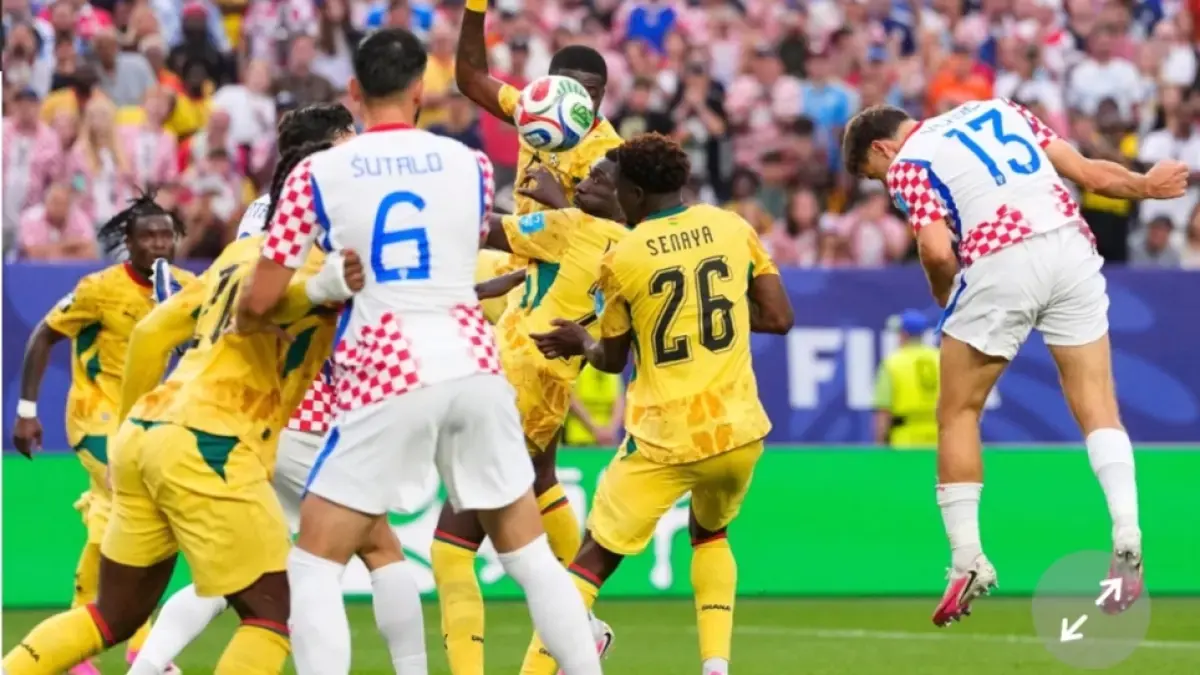 Sundulan kepala Nikola Vlasic (13) membuat Kroasia memenangkan laga lawan Ghana. (AP Photo/Petr Josek)