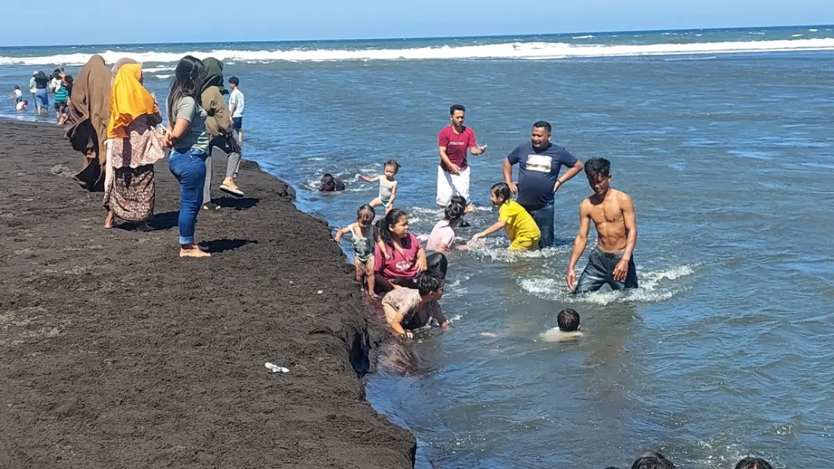 TETAP SAJA MANDI: Meskipun sudah diingatkan, puluhan anak masih nekat mandi di arus muara sungai di Pantai Cemara, Dudun Getem, Desa Mojomulyo, Kecamatan Puger, kemarin. (JUMAI/RADAR JEMBER)