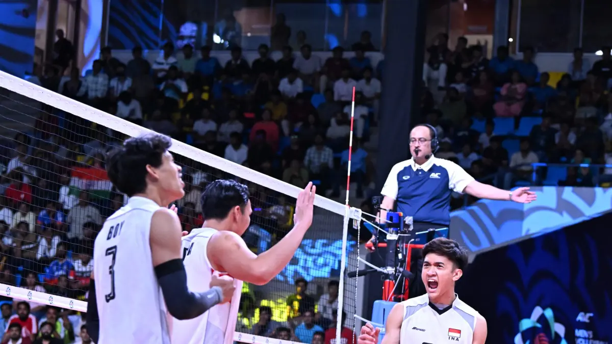Alfin Daniel Pratama (kanan) memberikan semangat untuk rekannya di AVC Men