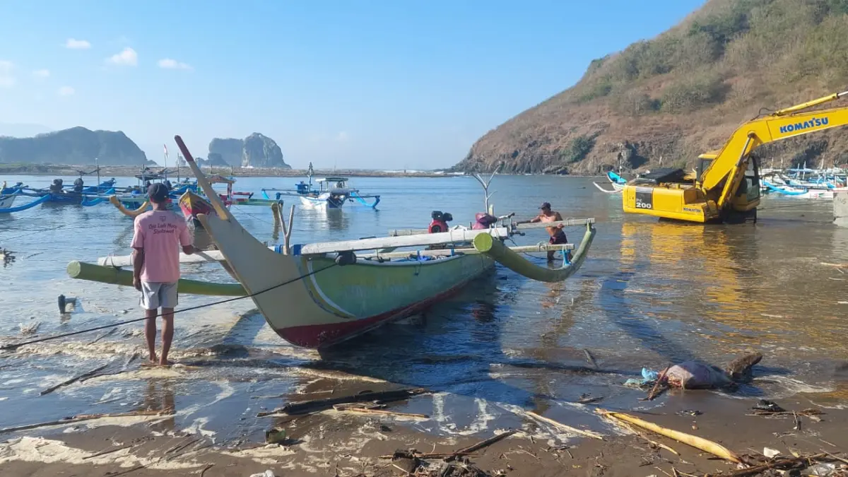 AMANKAN JUKUNG: Puluhan Nelayan asal Payangan Dusun Watu Ulo, Desa Sumberejo, Kecamatan Ambulu, Jember saat memindah jukung karena ombak besar pada Senin (29/6/2026). (Jumai/ radarjember)