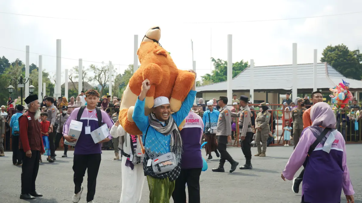 BAHAGIA: Kedatangan jamaah haji asal Lumajang disambut haru dan bahagia oleh keluarga dengan membawa boneka.
