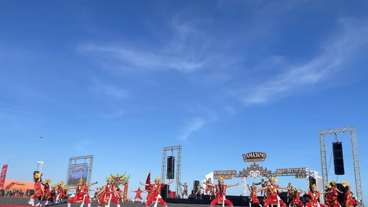 BERLATIH: Beberapa tim sedang berlatih mematangkan perfom sebelum tampil dalam agenda pelaksanaan Segoro Topeng Kaliwungu, pada Minggu (28/6) kemarin. (ADE APRYANIS/RAME)