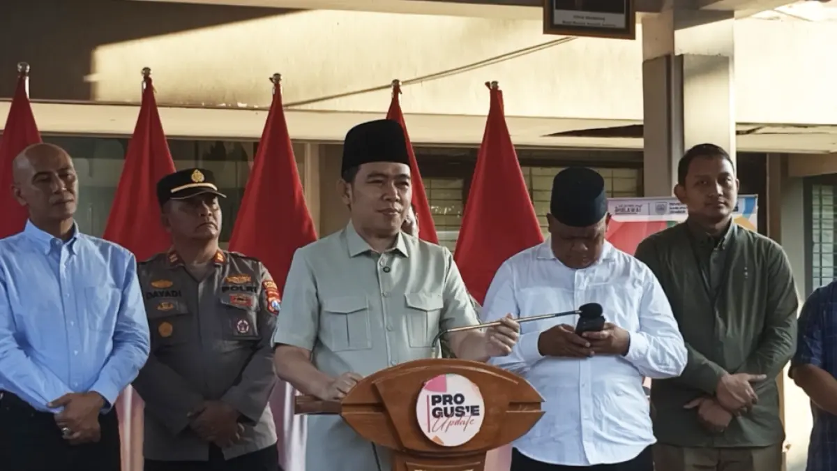 Bupati Gus Fawait, saat memberikan keterangan terbuka mengenai progres kinerjanya, di Kantor DTPHP Jember (6/6). (Maulana/JPRJ)