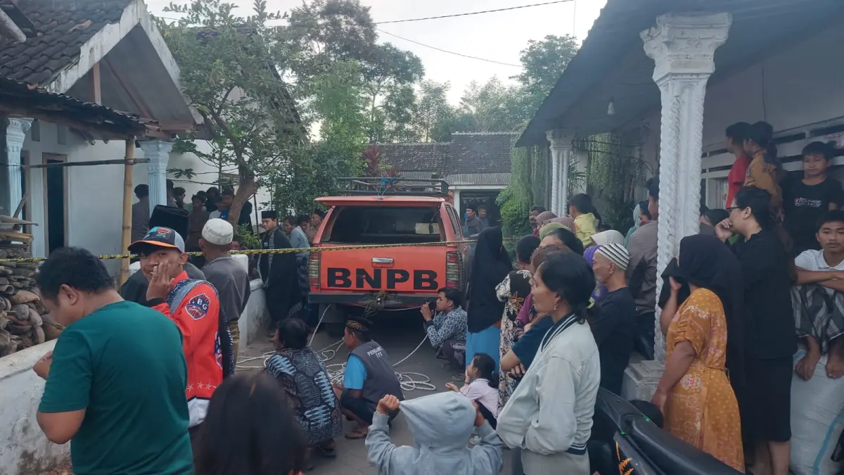 EVAKUASI: Petugas BPBD Lumajang saat melakukan evakuasi, kemarin.(ATIEQSON MAR IQBAL/RAME)