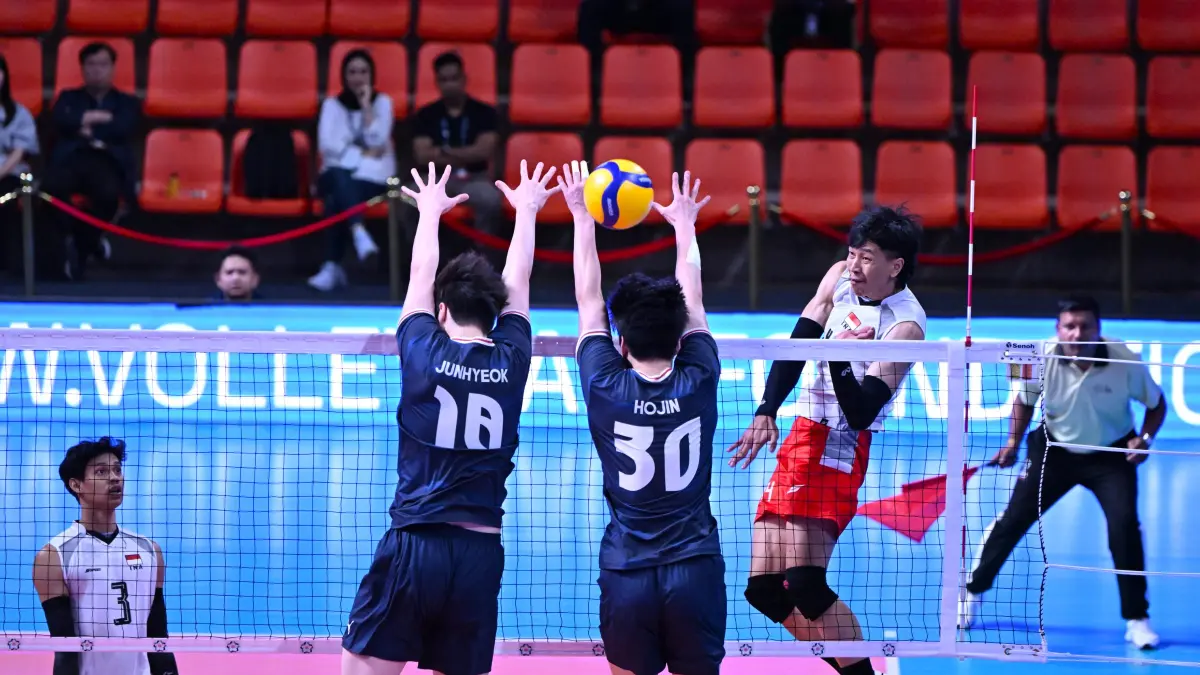 Farhan Halim melakukan spike keras ketika melawan Korea Selatan di partai final AVC Men