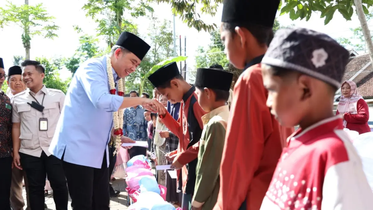 HANGAT: Gus Fawait saat memberikan santunan kepada anak-anak, saat menghadiri pertemuan ketua pengajian dan guru ngaji, dalam program Bunga Desaku di Balai Desa/Kecamatan Sukorambi, Sabtu (27/6). (DISKOMINFO JEMBER)