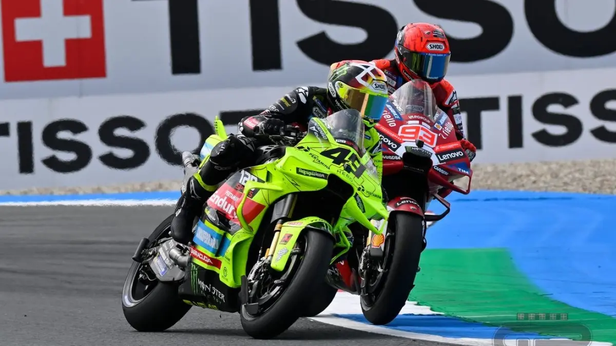 Insiden chicane Assen antara Diggia dan Marc Marquez di MotoGP 2026 memicu deja vu duel legendaris Valentino Rossi vs Marquez pada 2015 silam. (GPOne)