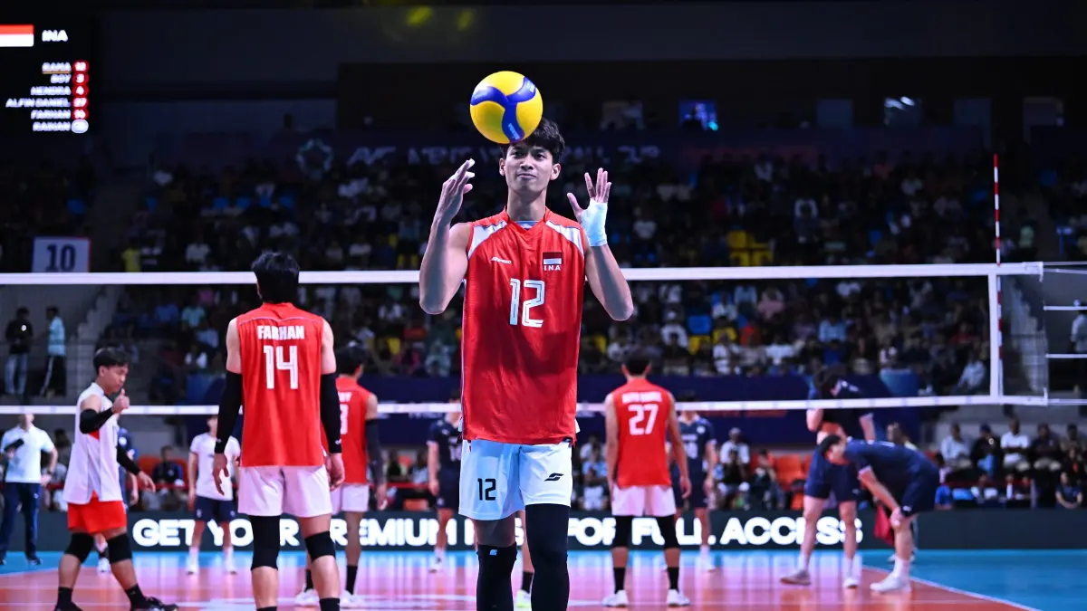 JADI PEMBEDA: Rama Fazza Fauzan bersiap melakukan sevice ketika dipercaya untuk bermain dalam laga final menghadapi Korea Selatan. (Galery AVC CUP-MEN)