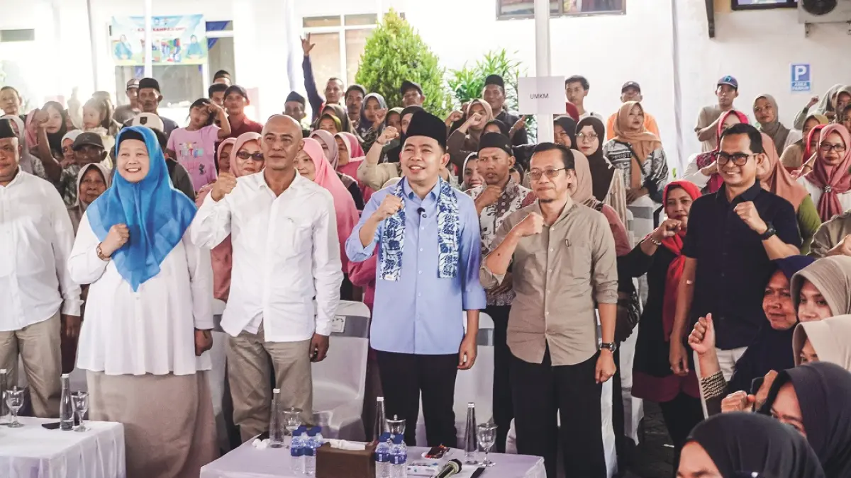 KEMBALI TURUN: Bupati Gus Fawait saat kesempatan bertemu dengan para pelaku UMKM, saat kegiatan Bunga Desaku, di Kantor Kecamatan Sukorambi, Minggu (28/6). (MAULANA/RADAR JEMBER)