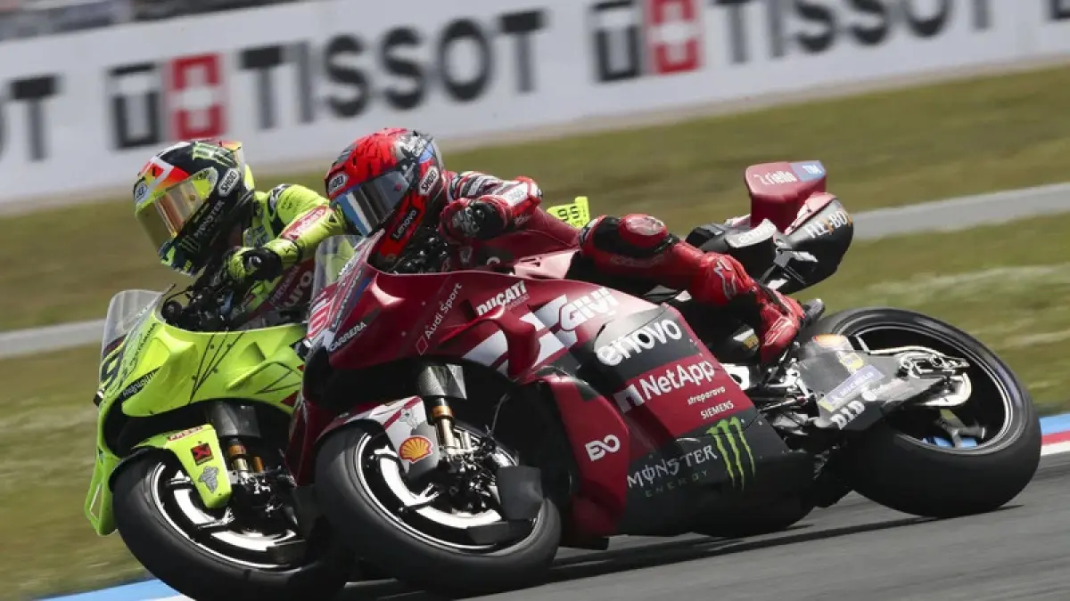 Kontak antara Fabio Di Giannantonio dengan Marc Marquez di chicane Sirkuit Assen MotoGP Belanda. (Crash.net)