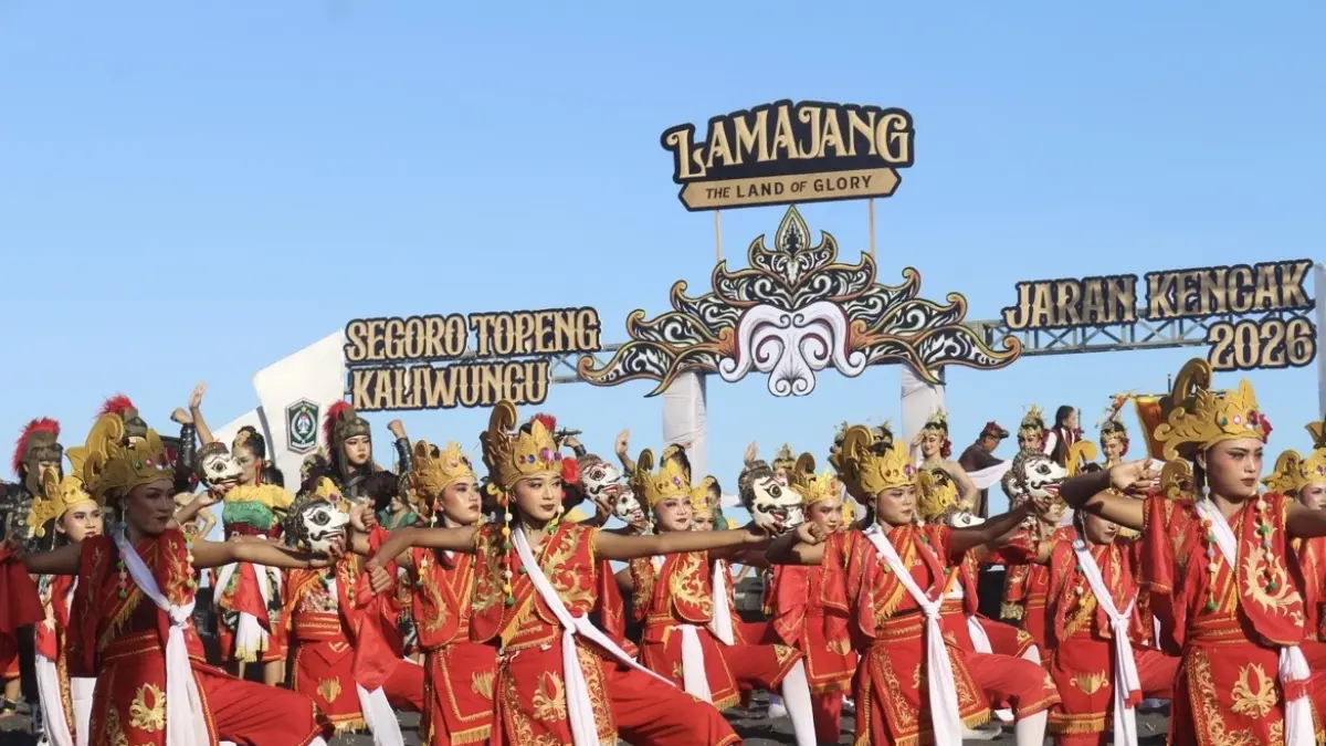 MEMUKAU: Tampilan even Segoro Topeng Kaliwungu di Pantai Watu Pecak, Pasirian, Lumajang mampu menghipnotis pengunjung, kemarin.
