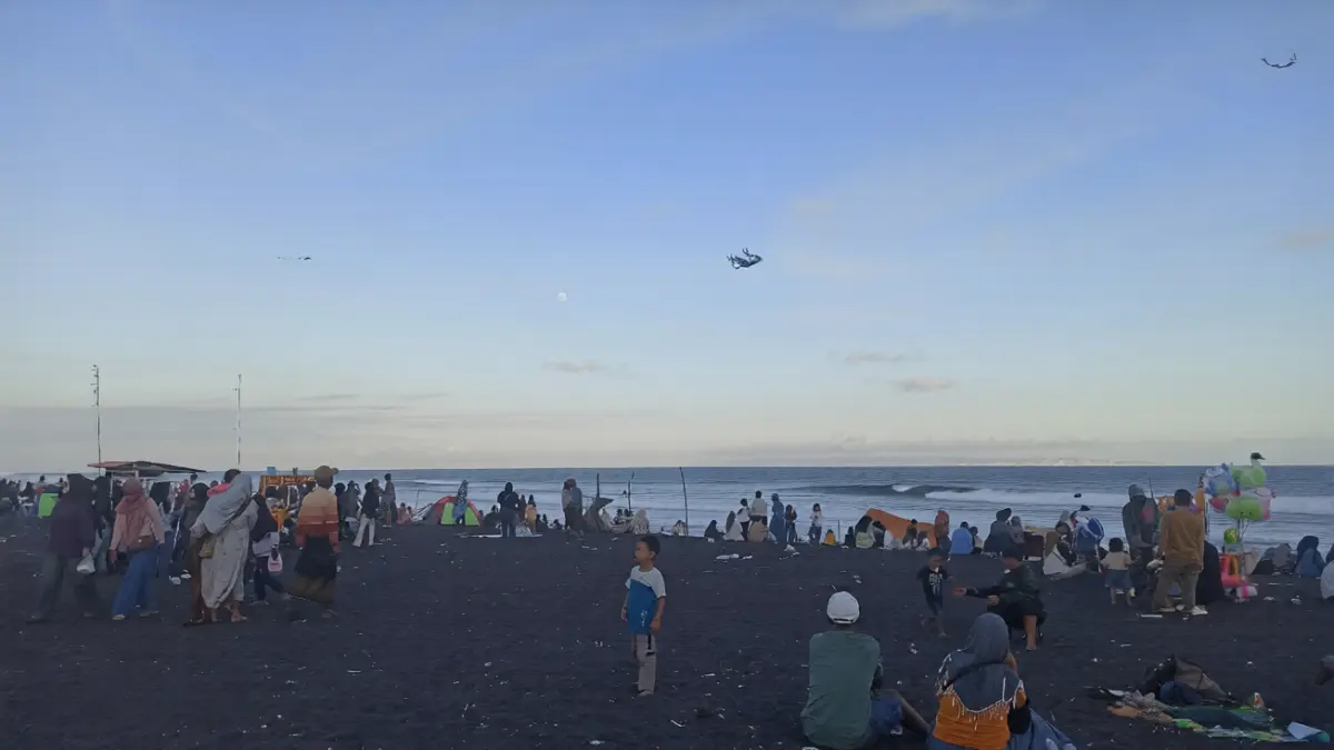 PADATI: Ribuan pengunjung mendatangi Pantai Watu Pecak, Pasirian, kemarin