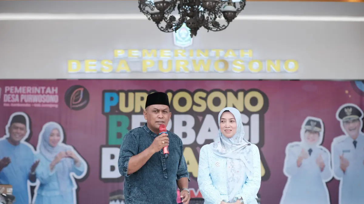 SAMPAIKAN: Kepala Desa Purwosono, Kecamatan Sumbersuko Hendrik Dwi Martono saat menyerahkan hadiah umrah tahun lalu.(ATIEQSON MAR IQBAL/RAME)
