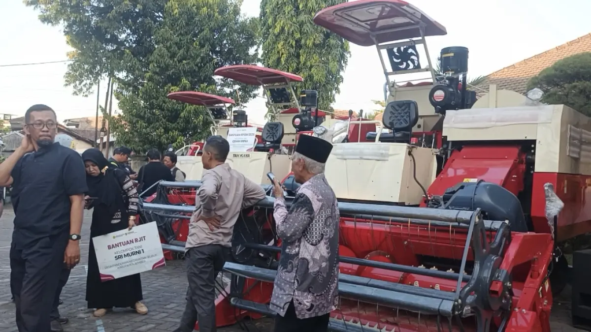 Sejumlah bantuan alsintan yang diserahkan kepada para kelompok tani di Kantor DTPHP Jember (6/6). (Maulana/JPRJ)&nbsp;