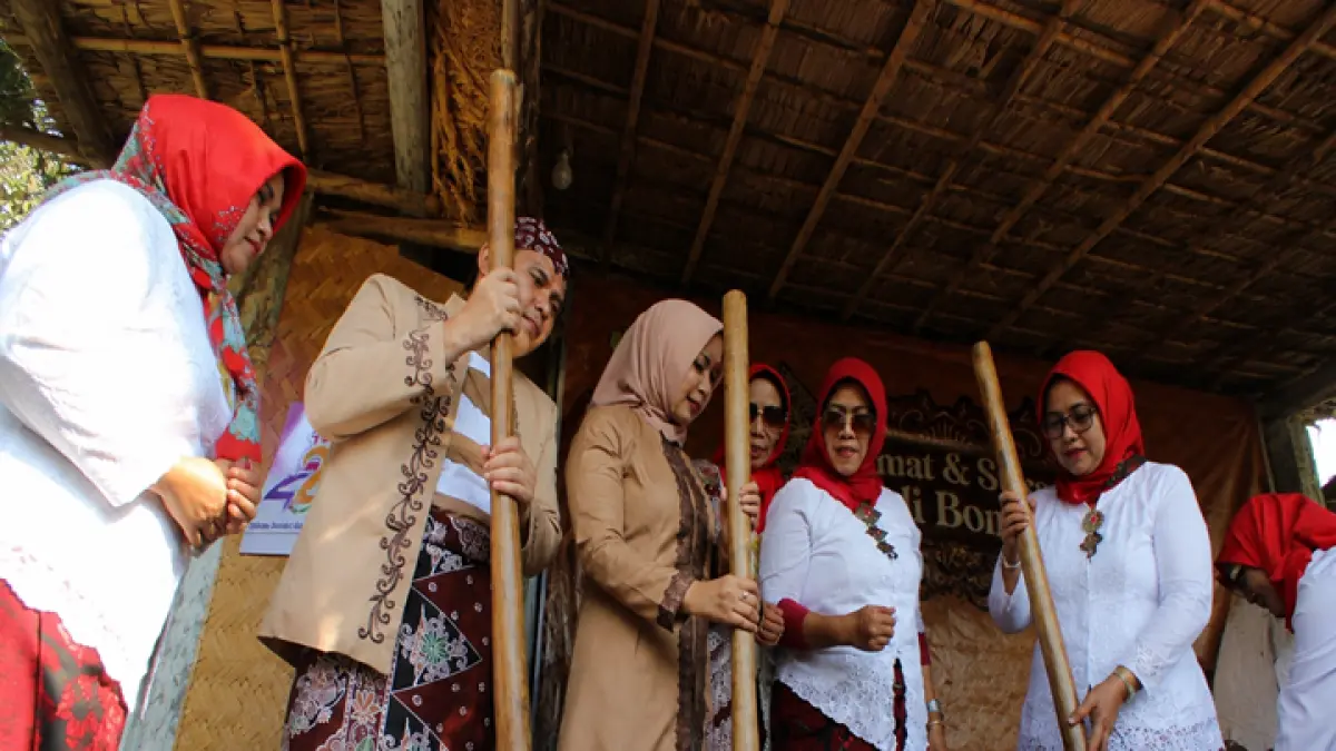SEMANGAT: Para penabuh Ronjengan saat mengikuti rangkaian festival Harjabo tahun lalu.(FAQIH HUMAINI/RADAR IJEN)
