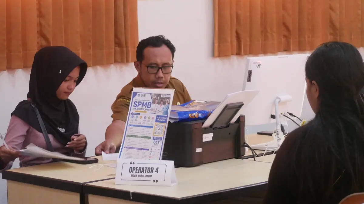 VERIFIKASI: Salah seorang calon siswa verifikasi berkas kesehatan untuk keperluan SPMB di SMKN 1 Jember, kemarin (29/6). (SIDKIN ALI/RADAR JEMBER)