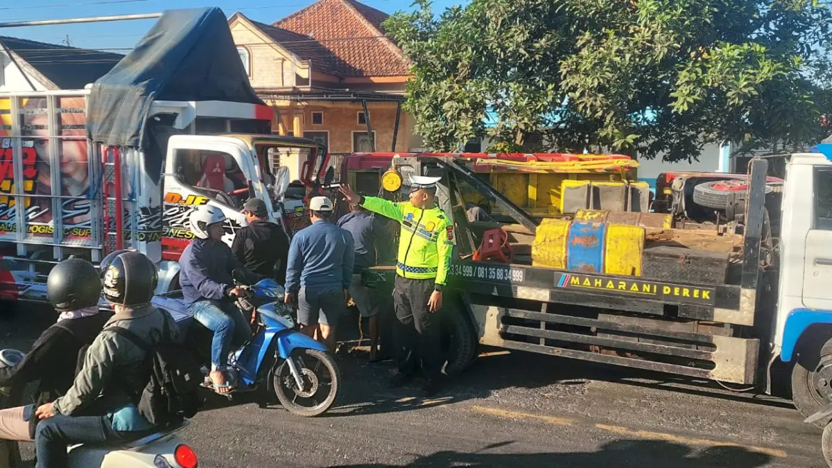 HANCUR BAGIAN DEPAN: Truk Dusel N 8160 YI, disopiri Widiyono, asal Lumajang rusak parah setelah menabrak truk yang mengalami as patah di Jalan Raya Dusun Krajan, Desa Pecoro, Kecamatan Rambiouji, Jember pada Selasa (30/6/2026) pukul 02.30 Wib. (Jumai/radarjember)