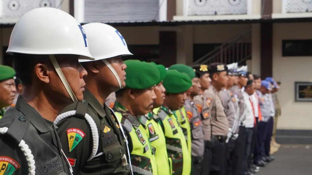 DISIPLIN: Polisi berbaris di halaman Polres Jember beberapa waktu lalu. (YULIO FA/RADAR JEMBER)
