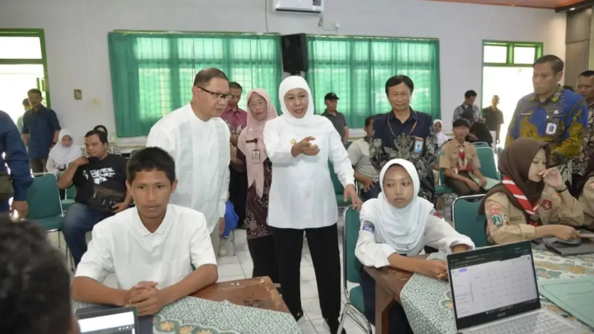 Gubernur Jatim Khofifah Indar Parawansa didampingi Kadispendik Aries Agung Paewai Jatim meninjau pelaksanaan SPMB 2026