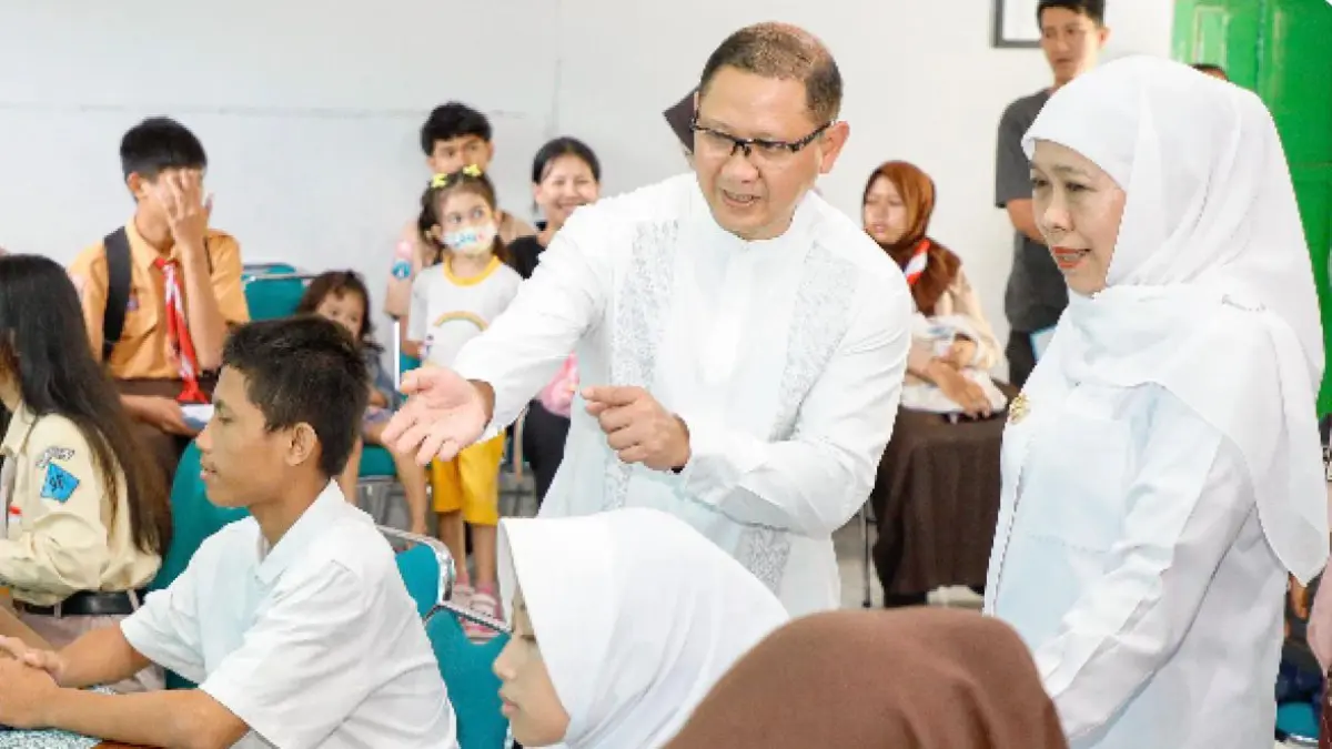 Gubernur Jatim Khofifah Indar Parawansa didampingi Kadispendik Jatim Aries Agung Paewei meninjau pelaksanaan SPMB 