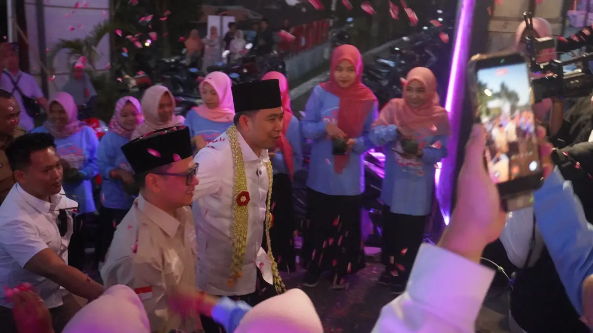 Gus Fawait saat bertemu dengan warga Pringgondani, saat rangkaian giat Bunga Desaku di Kecamatan Sumberjambe, Senin petang (29/6). (Maulana/JPRJ)