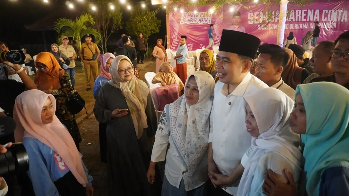 HANGAT: Gus Fawait saat swafoto dengan warga Pringgondani, saat rangkaian giat Bunga Desaku di Kecamatan Sumberjambe, Senin petang (29/6). (MAULANA/RADAR JEMBER)