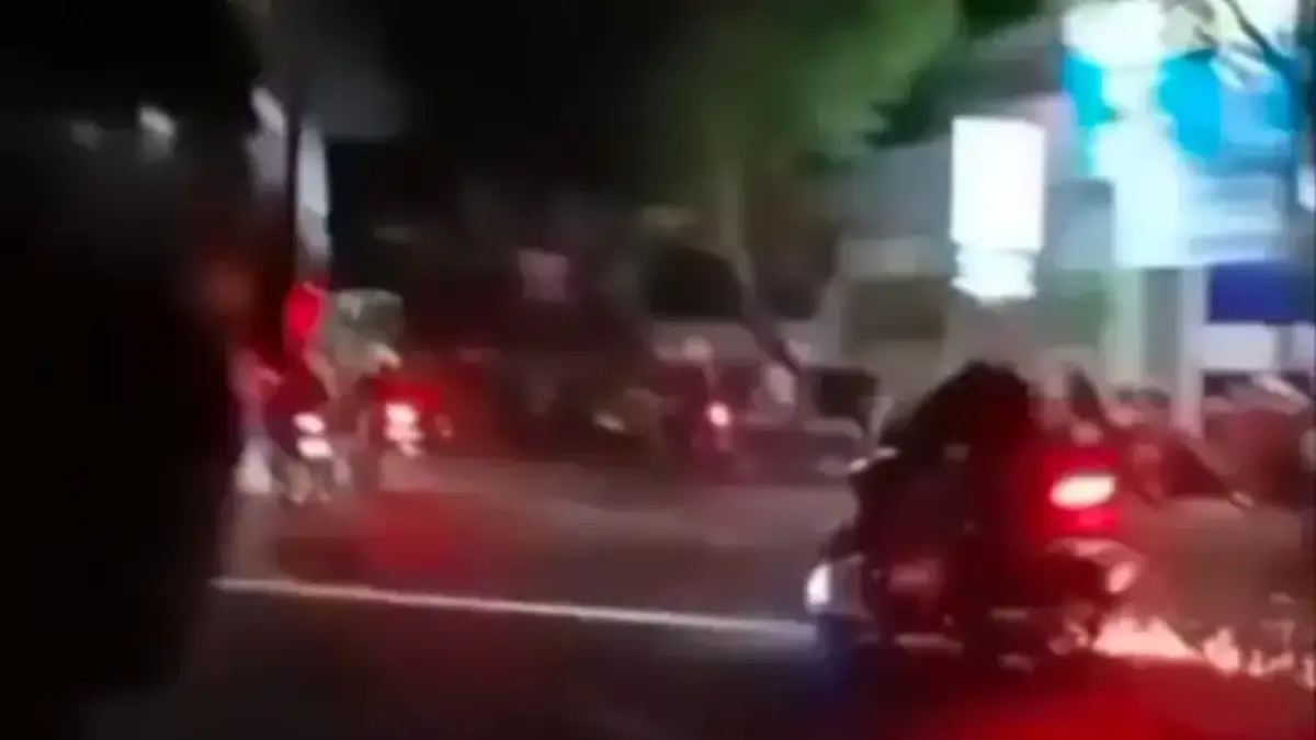 KEJAR-KEJARAN: Tangkapan layar potongan video memperlihatkan balap liar di kawasan kota Bondowoso saat dikejar oleh pihak kepolisian. (TANGKAPAN LAYAR)