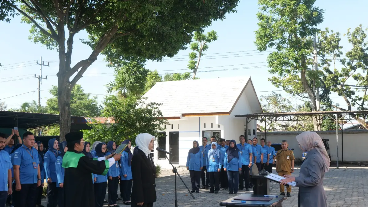 LANTIK: Bupati Lumajang Indah Amperawati saat melantik Noer Aisyah Barlian sebagai Direktur Utama Perusahaan Umum Air Minum (Perumdam) Tirta Mahameru. (IKBAL/RAME)

