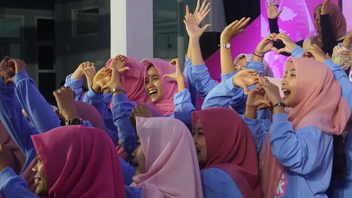 SIAP DIGEMBLENG: Sejumlah warga Desa Pringgondani yang didominasi milenial perempuan, diproyeksikan menjadi pembatik profesional melalui program kerjasama antara pemerintah daerah dengan pemerintah pusat. (MAULANA/RADAR JEMBER)
