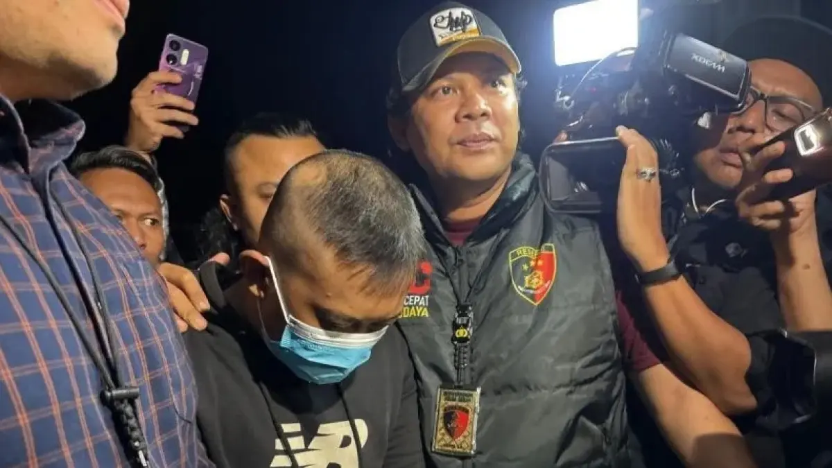 Taufik Hidayat, tersangka penyekapan dan penganiayaan, diigiring petugas untuk menjalani pemeriksaan di Mapolda Jabar, Kota Bandung, Jawa Barat, Selasa (23/6/2026). ANTARA/Rubby Jovan/aa.
