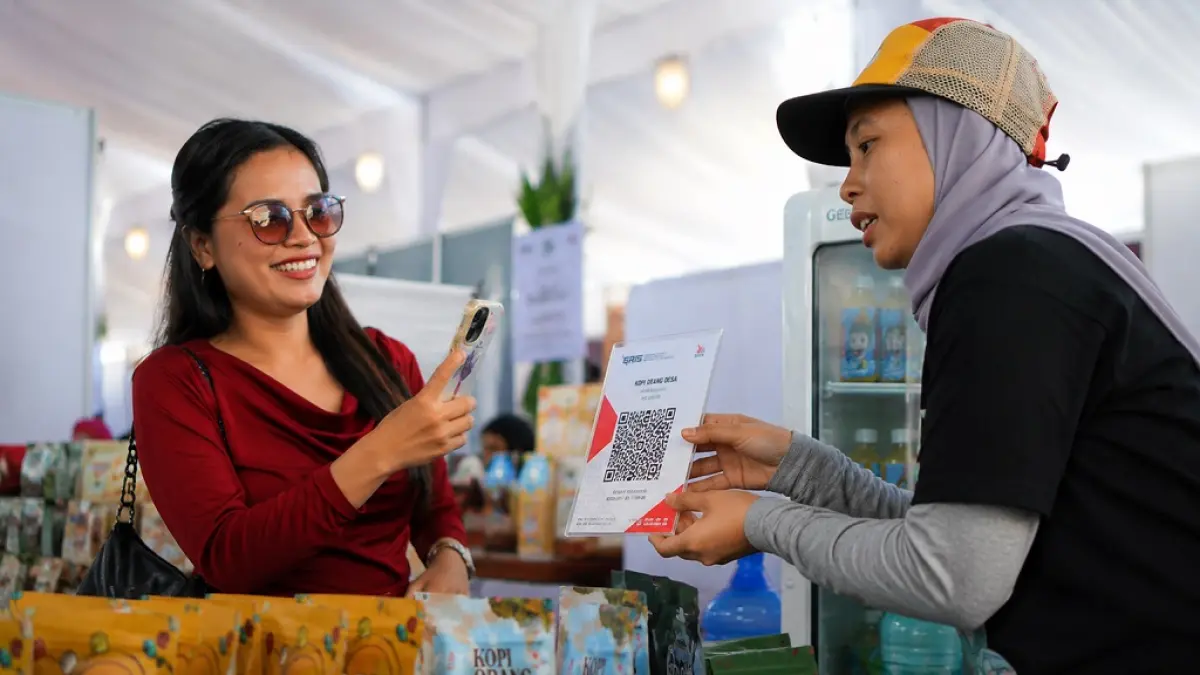 TRANSAKSI: Pedagang dan pembeli saat melakukan transaksi di acara Segoro Topeng Kaliwung 2026, beberapa waktu lalu. (KOMINFO LUMAJANG)

